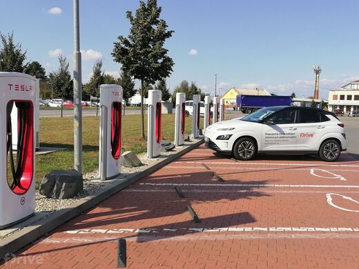 Tesla Supercharger, Olomouc, ul. Dolní Novosadská, čerpací stanice Amigo