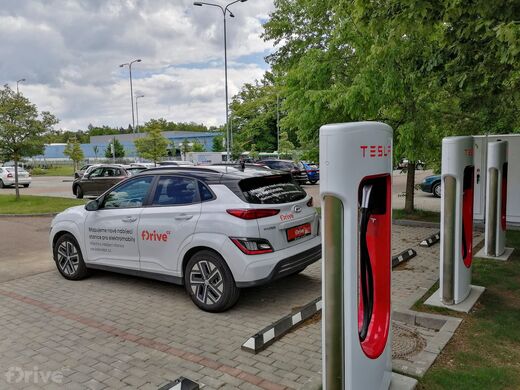 Tesla Supercharger, Plzeň, ul. Teslova, Hotel Ibis Plzeň