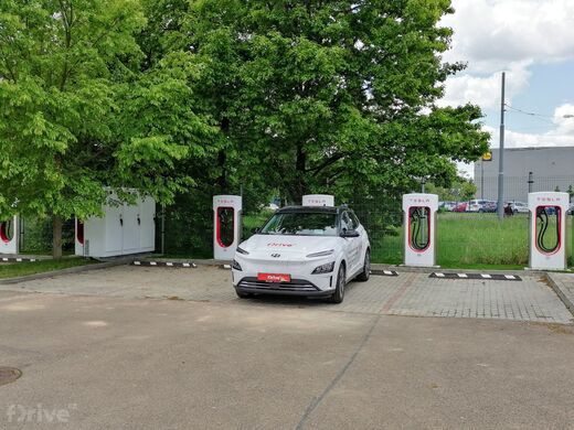 Tesla Supercharger, Plzeň, ul. Teslova, Hotel Ibis Plzeň