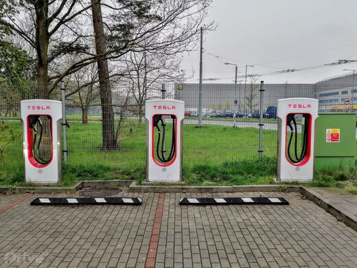 Tesla Supercharger, Plzeň, ul. Teslova, Hotel Ibis Plzeň