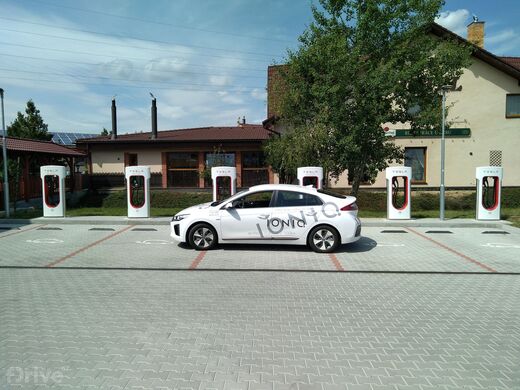 Tesla Supercharger, Vestec u Prahy, Vídeňská ul., Motel u Krbu