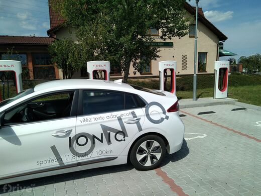Tesla Supercharger, Vestec u Prahy, Vídeňská ul., Motel u Krbu