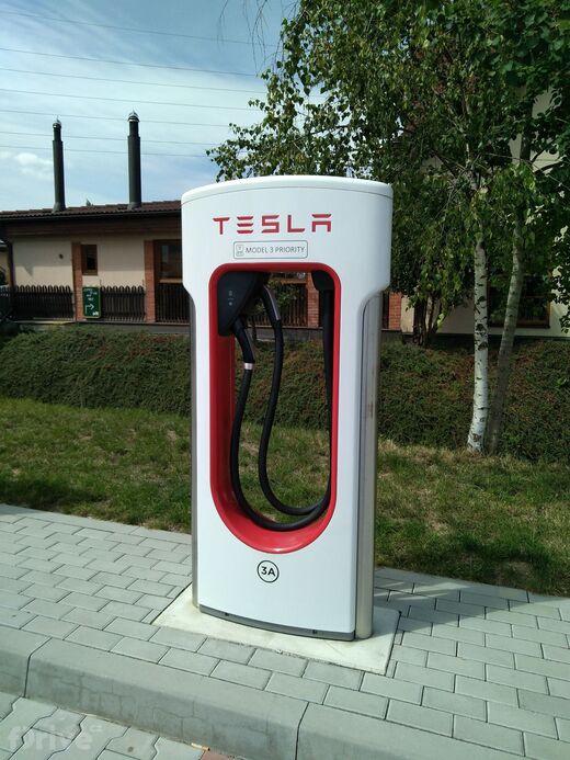 Tesla Supercharger, Vestec u Prahy, Vídeňská ul., Motel u Krbu