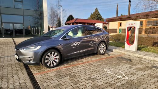 Tesla Supercharger, Vestec u Prahy, Vídeňská ul., Motel u Krbu