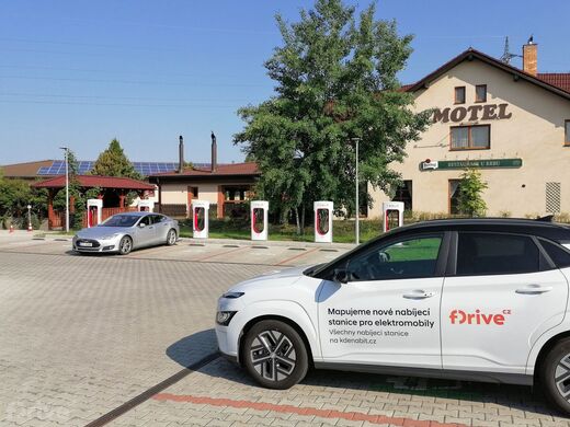Tesla Supercharger, Vestec u Prahy, Vídeňská ul., Motel u Krbu