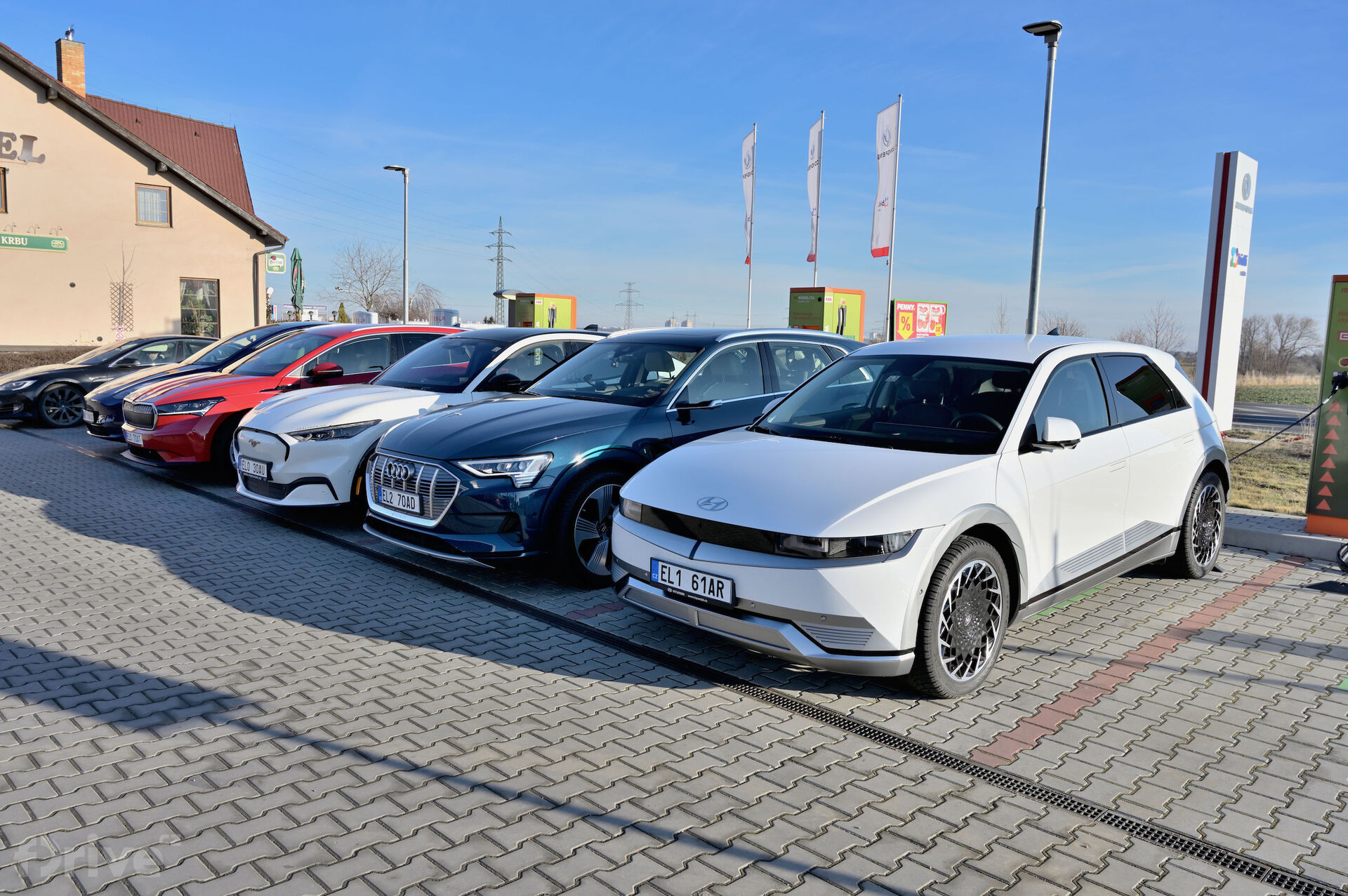 Test 5 elektromobilů na cestě do Alp