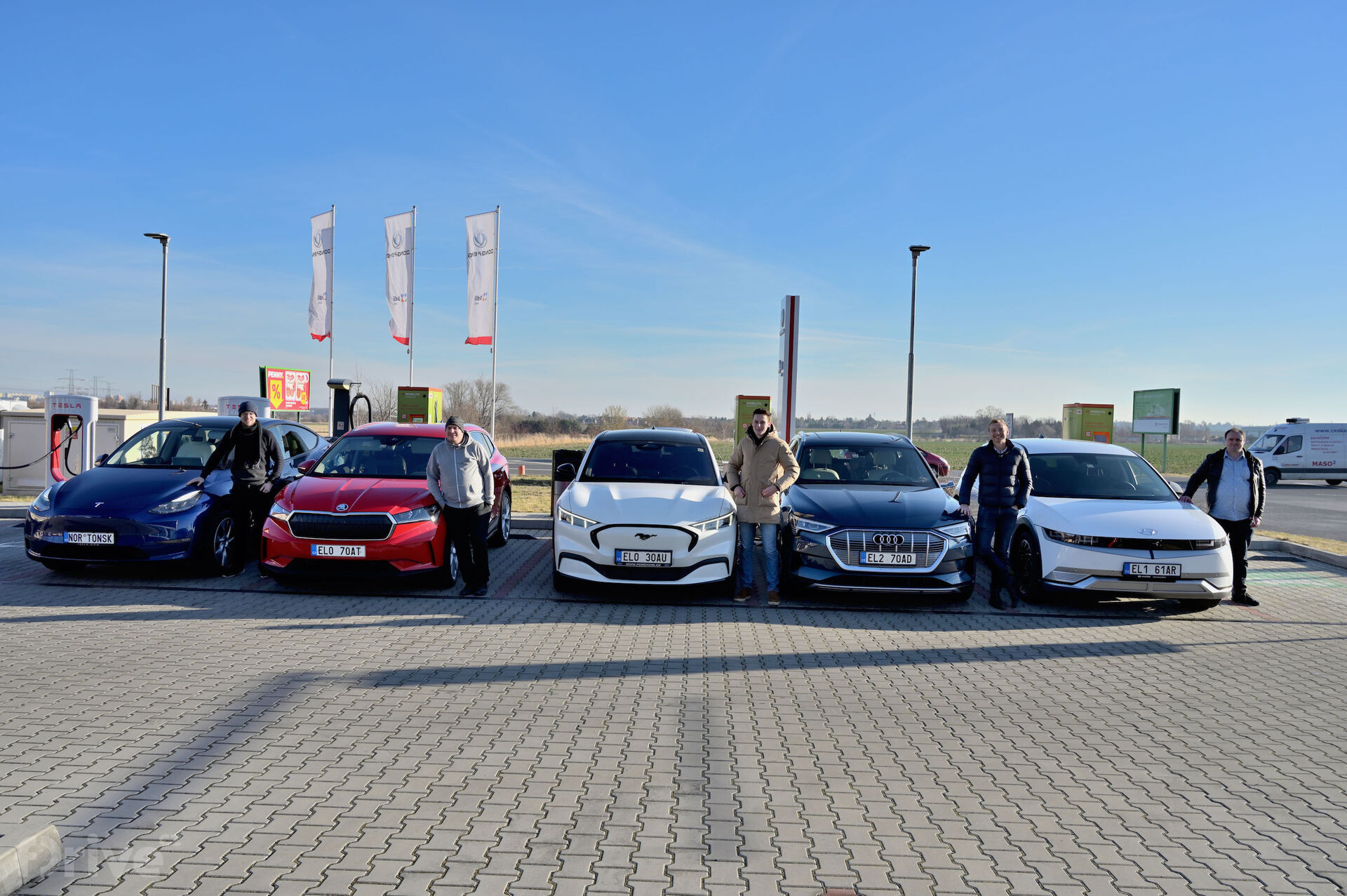 Test 5 elektromobilů na cestě do Alp