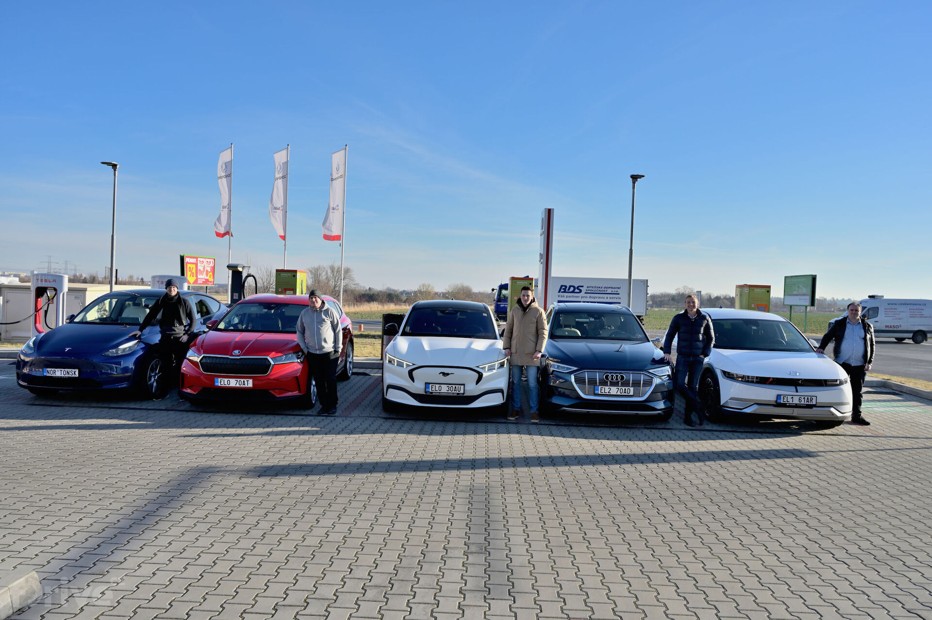 Test 5 elektromobilů na cestě do Alp