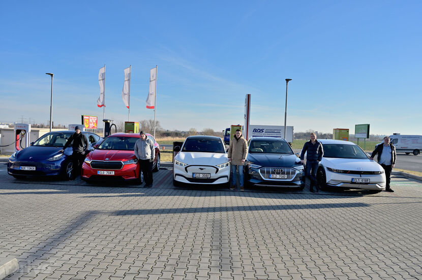 Test 5 elektromobilů na cestě do Alp