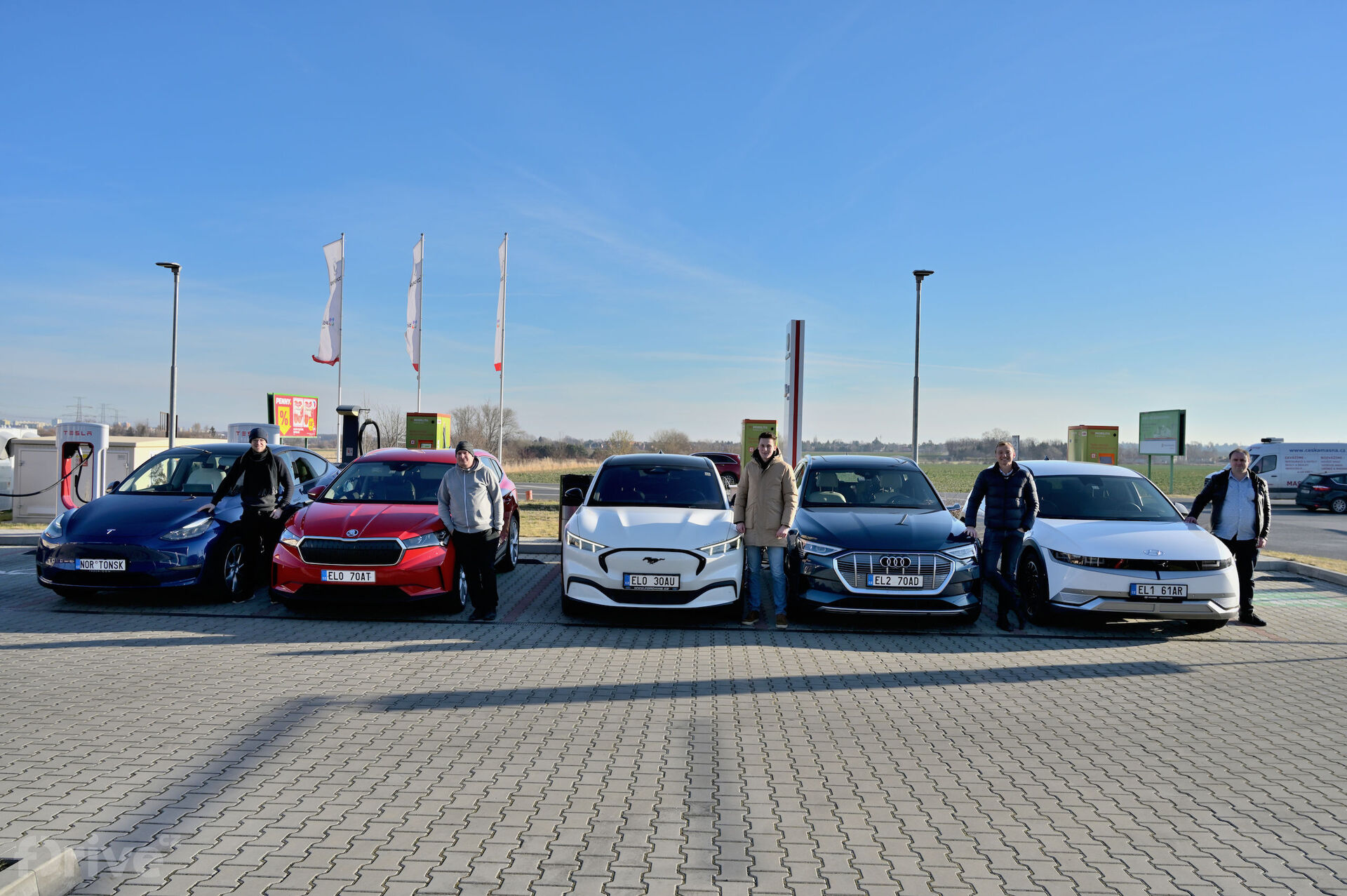 Test 5 elektromobilů na cestě do Alp