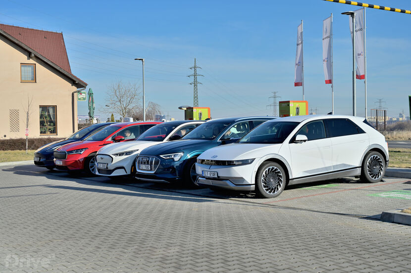 Test 5 elektromobilů na cestě do Alp