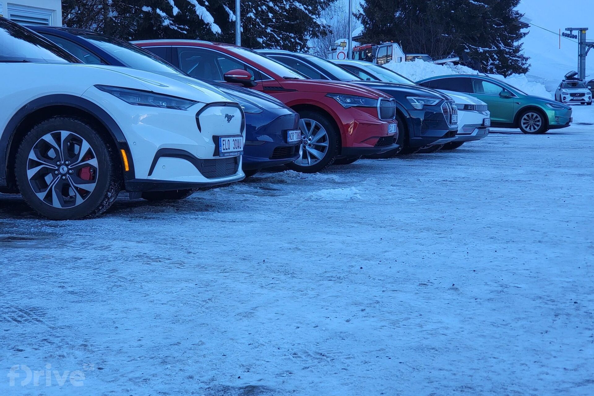 Test 5 elektromobilů na cestě do Alp