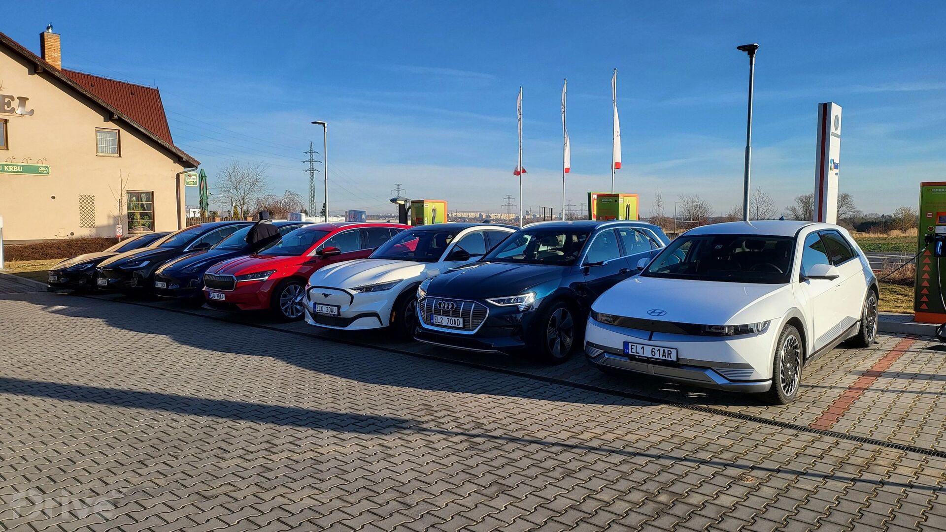 Test 5 elektromobilů na cestě do Alp