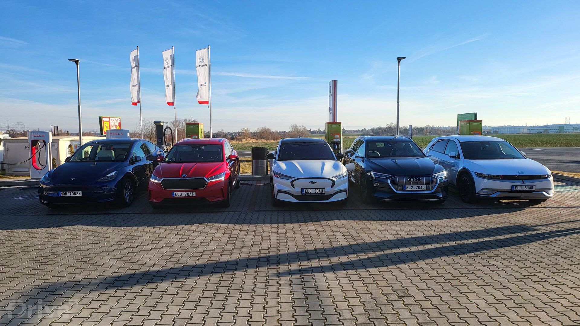 Test 5 elektromobilů na cestě do Alp