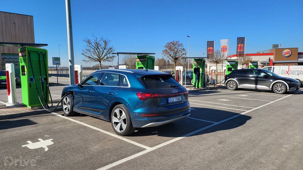 Test 5 elektromobilů na cestě do Alp