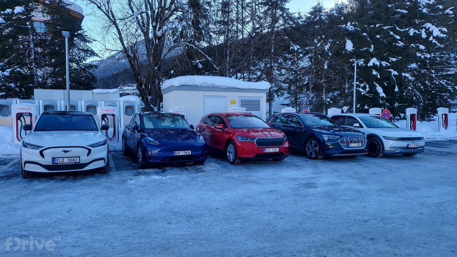 Test 5 elektromobilů na cestě do Alp