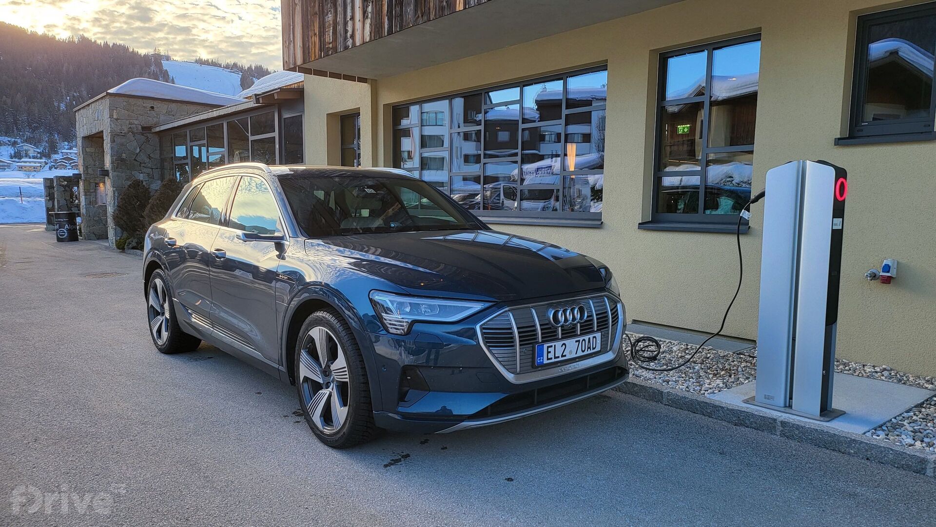 Test 5 elektromobilů na cestě do Alp