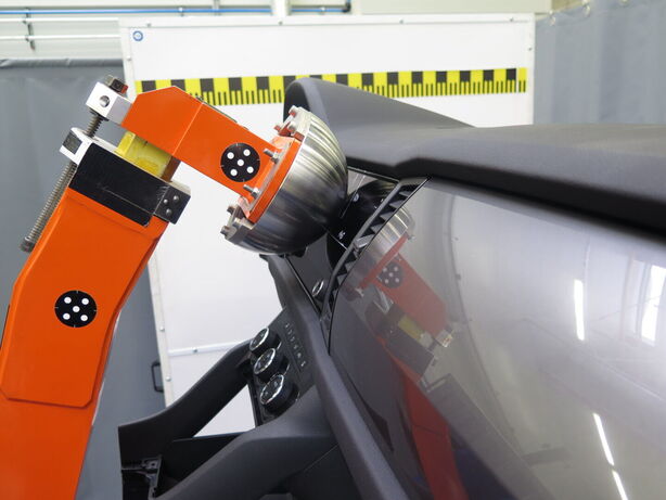 Testování pohlcení energie nárazu maketou hlavy. Při nárazu nesmí dojít ke zranění.