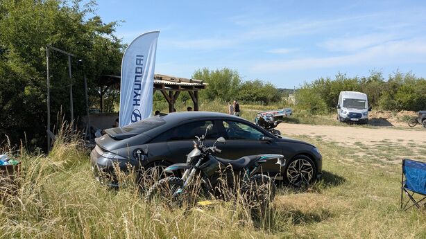 Totální bzukot: V2L v praxi