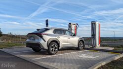 Toyota bZ4X u nabíjecí stanice