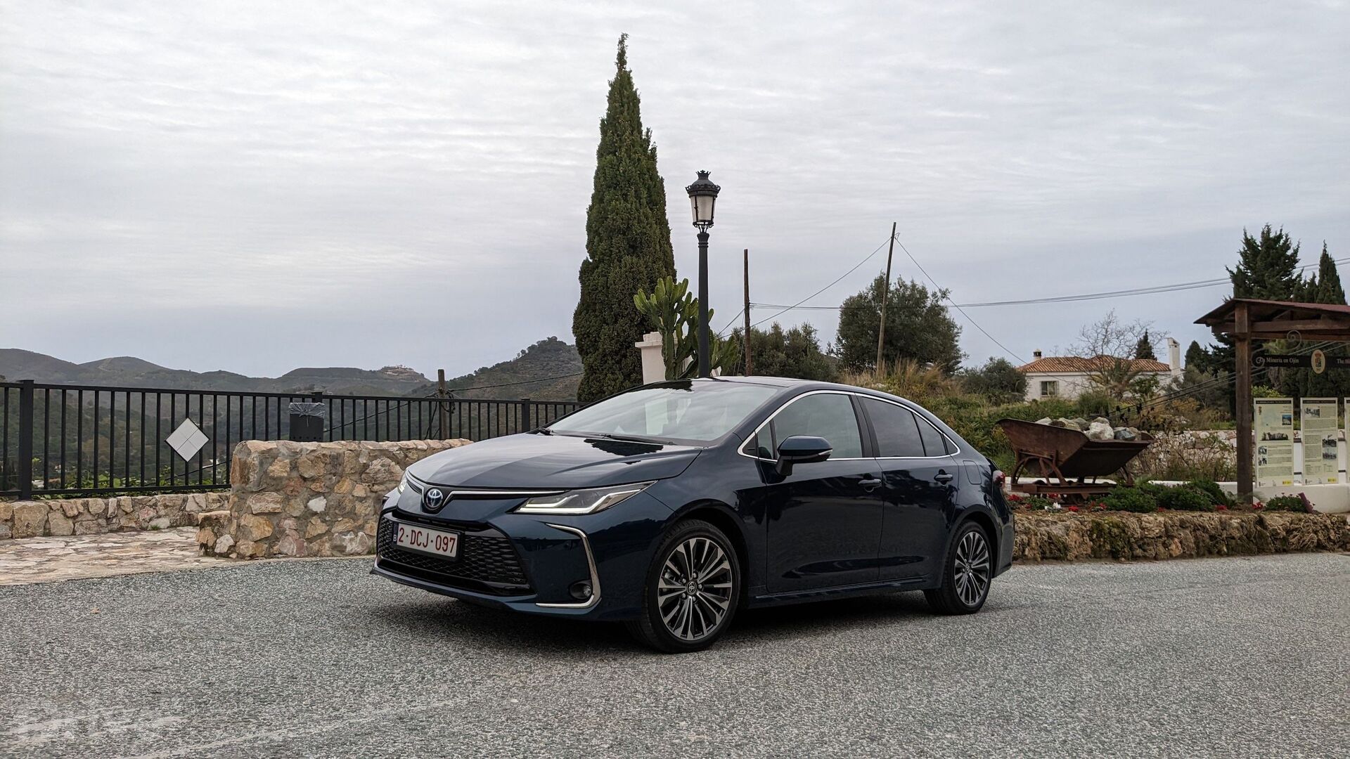 Toyota Corolla sedan facelift (2023)