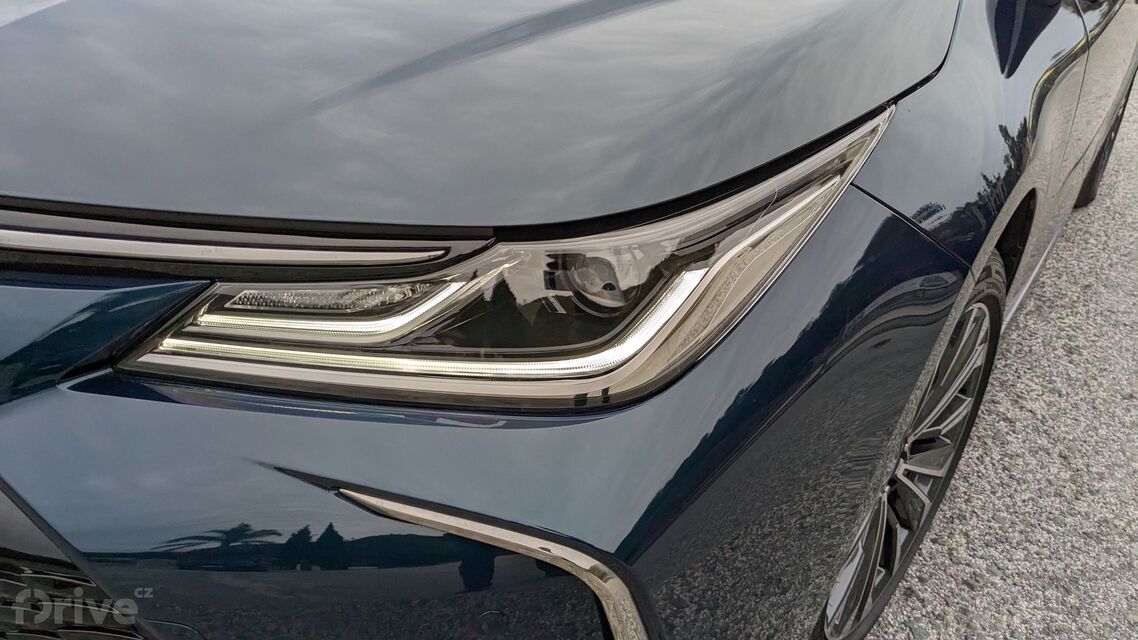 Toyota Corolla sedan facelift (2023)