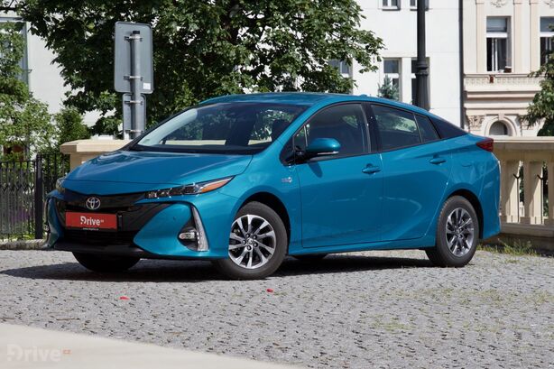 Toyota Prius Plug-in Hybrid (2015)