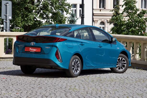 Toyota Prius Plug-in Hybrid (2015)