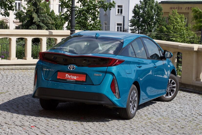 Toyota Prius Plug-in Hybrid (2015)