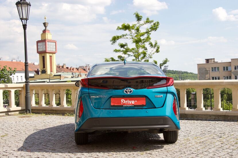 Toyota Prius Plug-in Hybrid (2015)