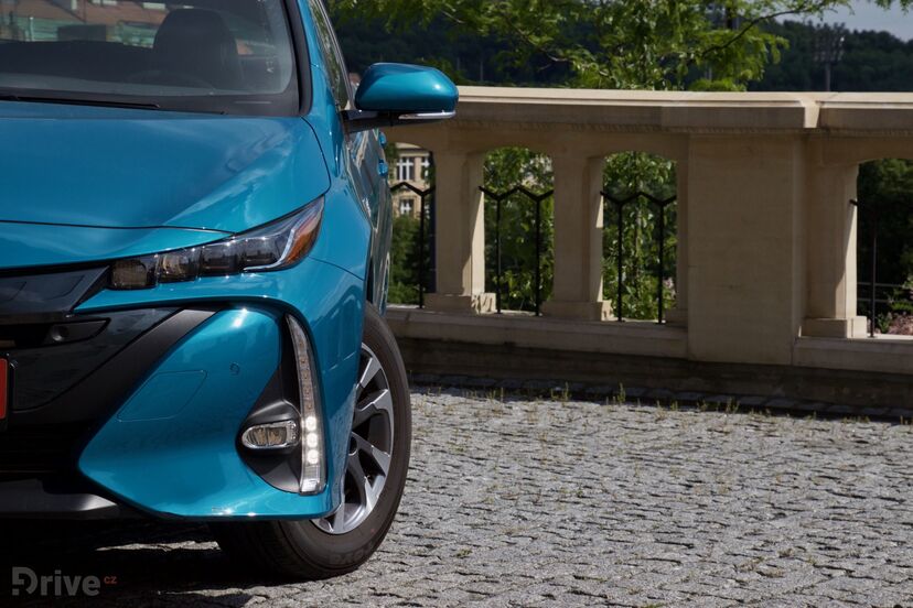 Toyota Prius Plug-in Hybrid (2015)