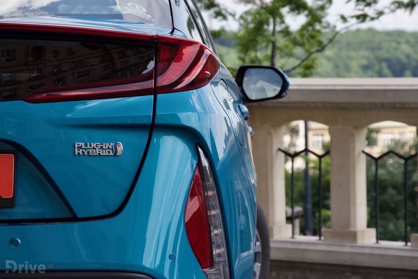 Toyota Prius Plug-in Hybrid (2015)