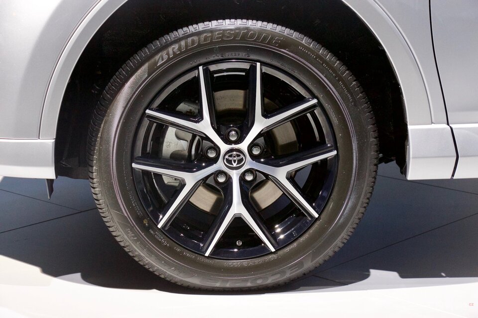 Toyota RAV4 Hybrid (2015)