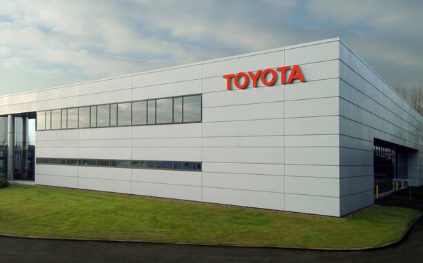 toyota tovarna exterier s logem