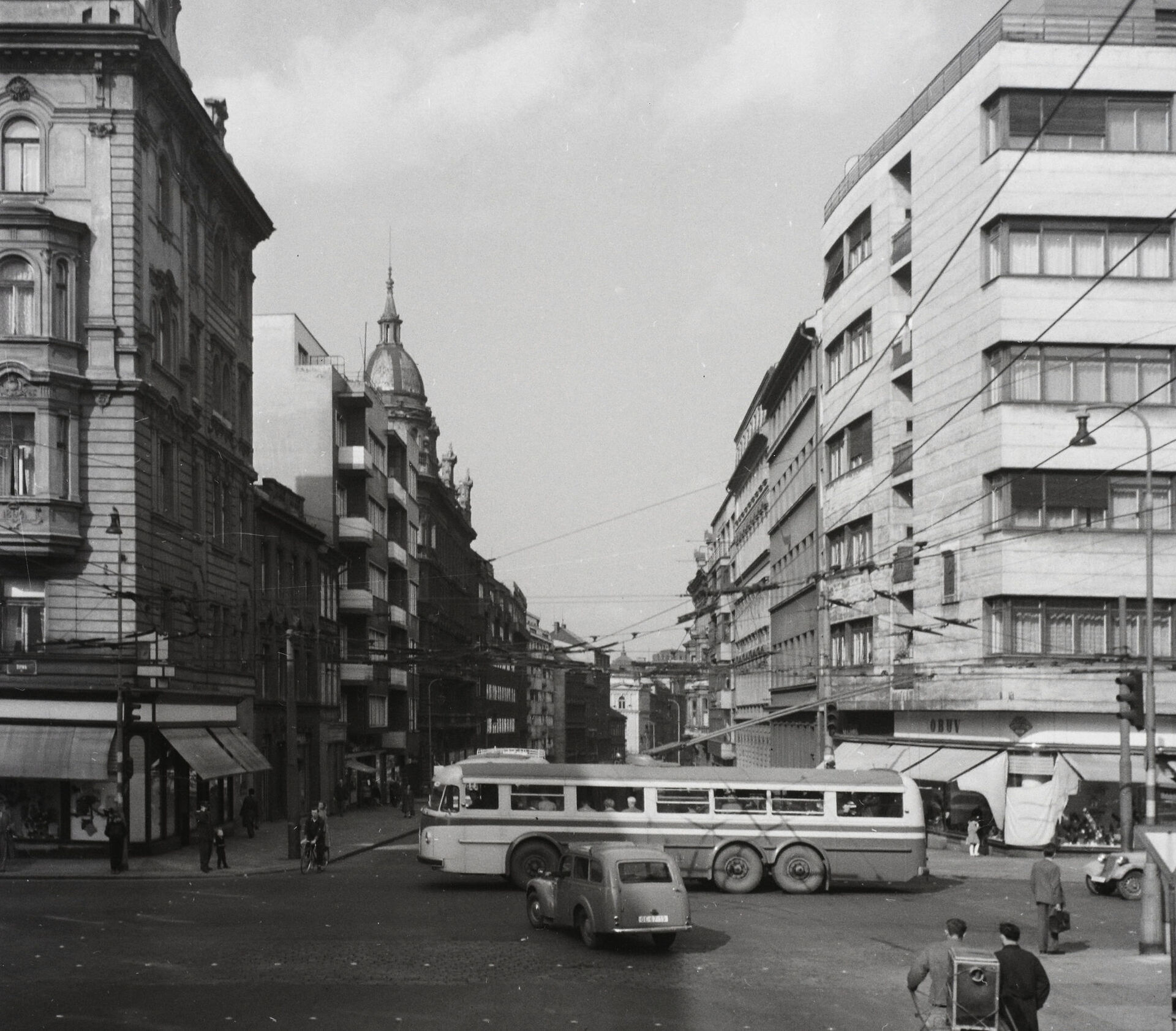 Trolejbus Tatra T 400 na křižovatce Žitná a Štěpánská v roce 1959