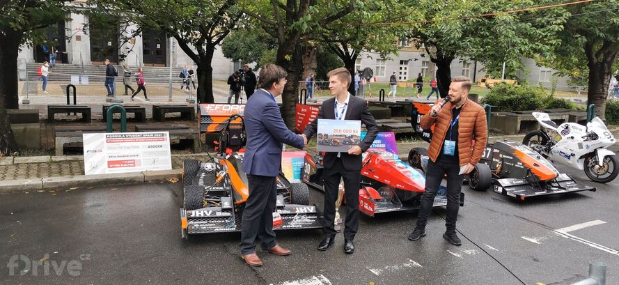 Tým eForce převzal šek od rektora FEL