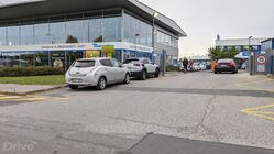 U showroomu Mototechna je nabíjecí stanice