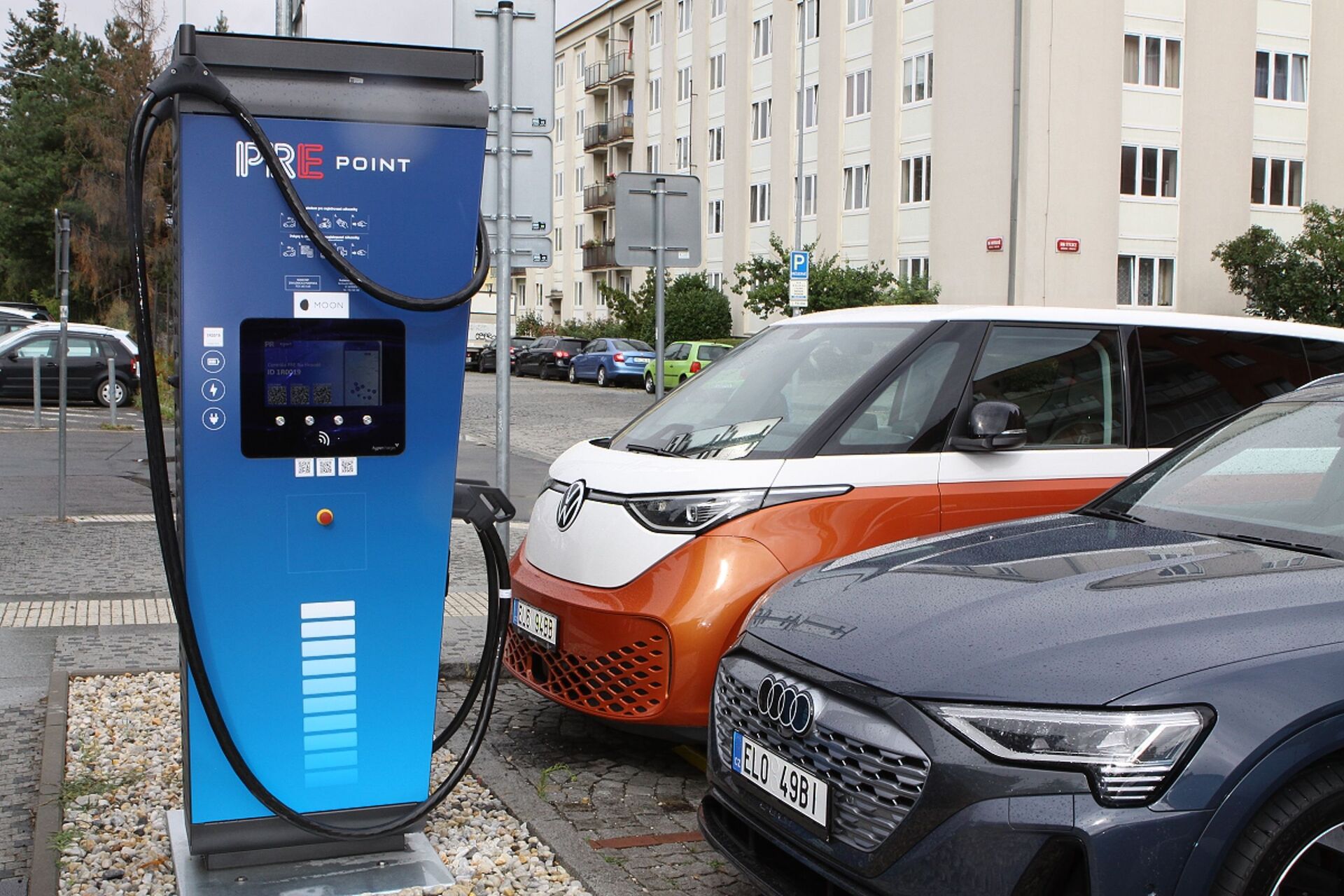 Ultrarychlá nabíjecí stanice 150 kW umístěná před hlavní budovou PRE