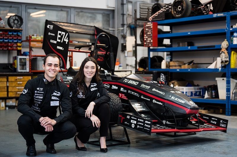 Vedoucí týmu Ema Záňová a technický vedoucí Marek Dostál