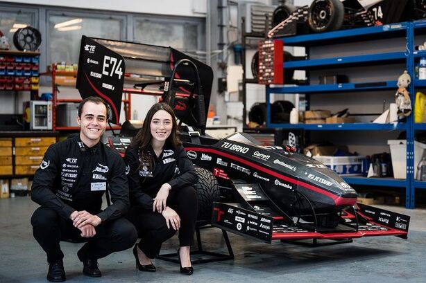 Vedoucí týmu Ema Záňová a technický vedoucí Marek Dostál