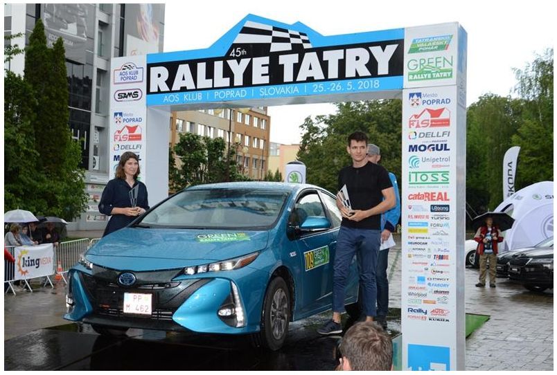 Vítězná posádka kategorie hybridů s jejich Toyotou Prius