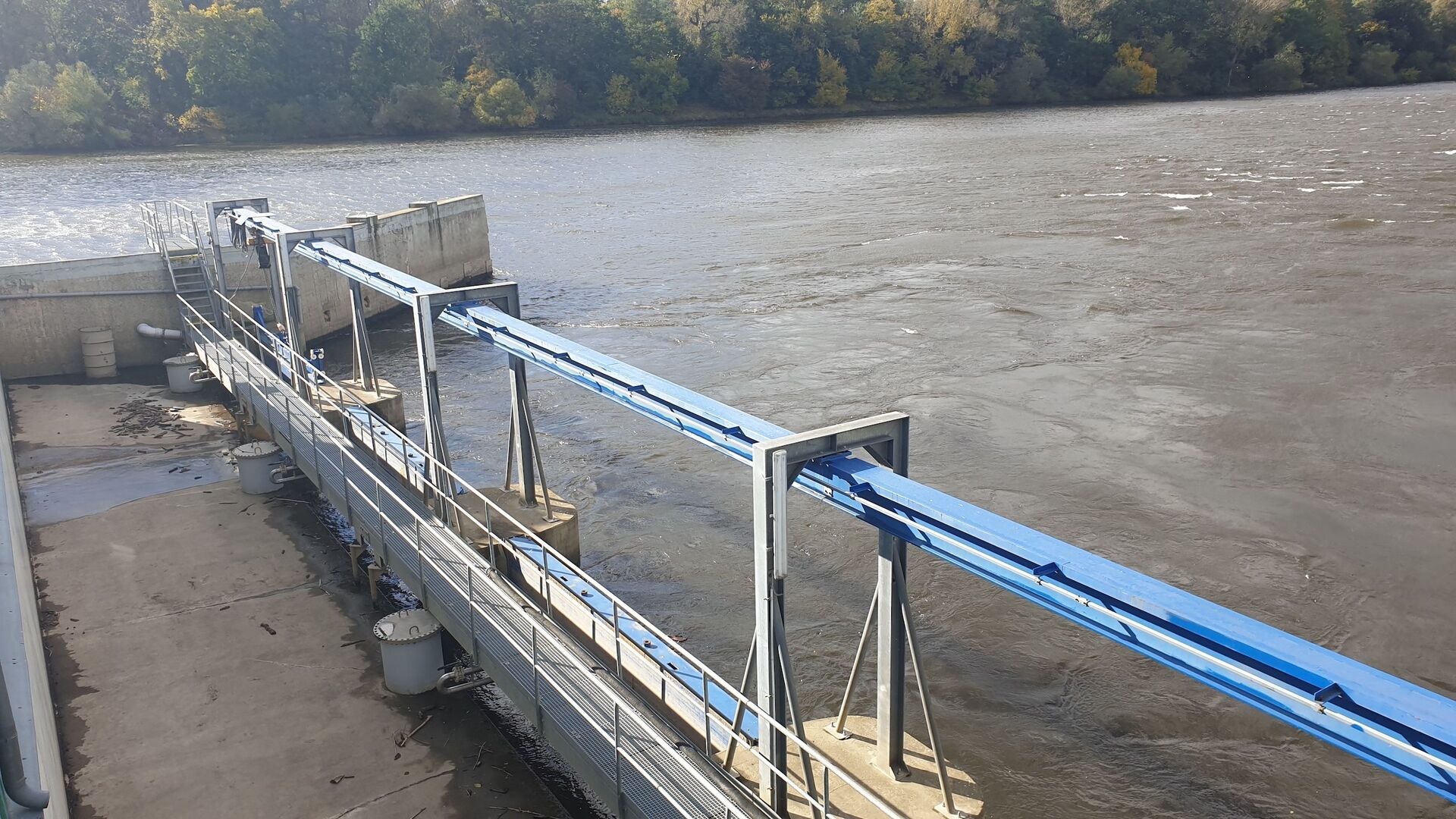 Vodní elektrárna na Labi v obci Píšťany