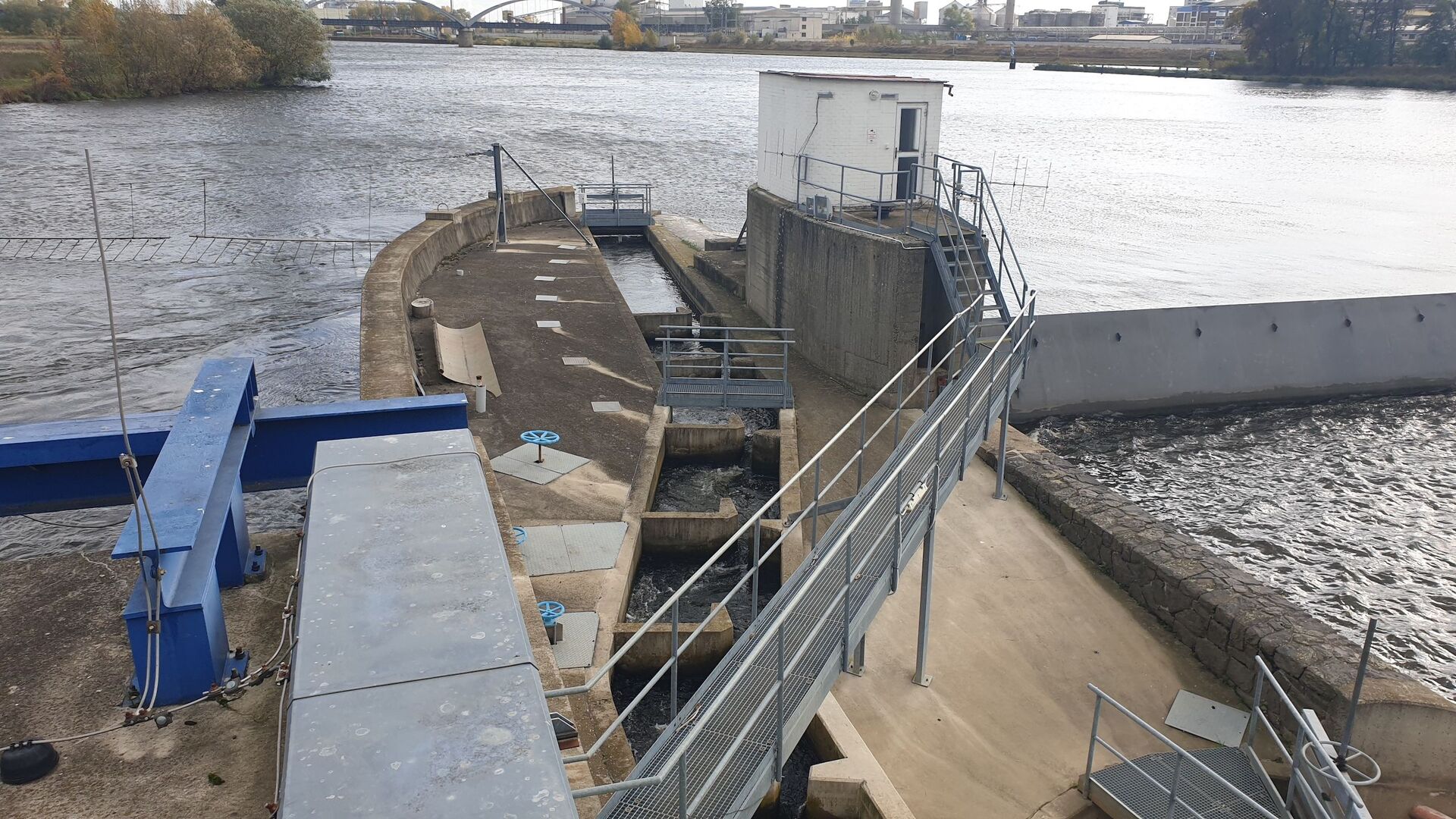 Vodní elektrárna na Labi v obci Píšťany