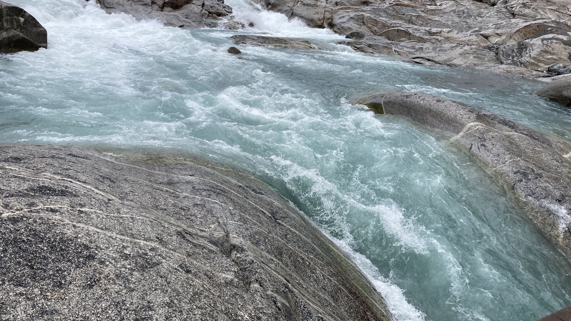 Vodopád pod ledovcovým splazem Nigardsbreen