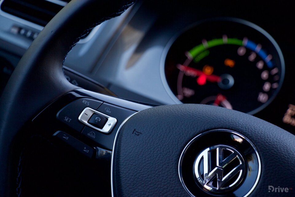 Volkswagen e-Golf (2015)