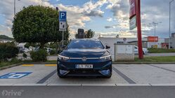 Volkswagen ID.7 u nabíjecí stanice PRE point