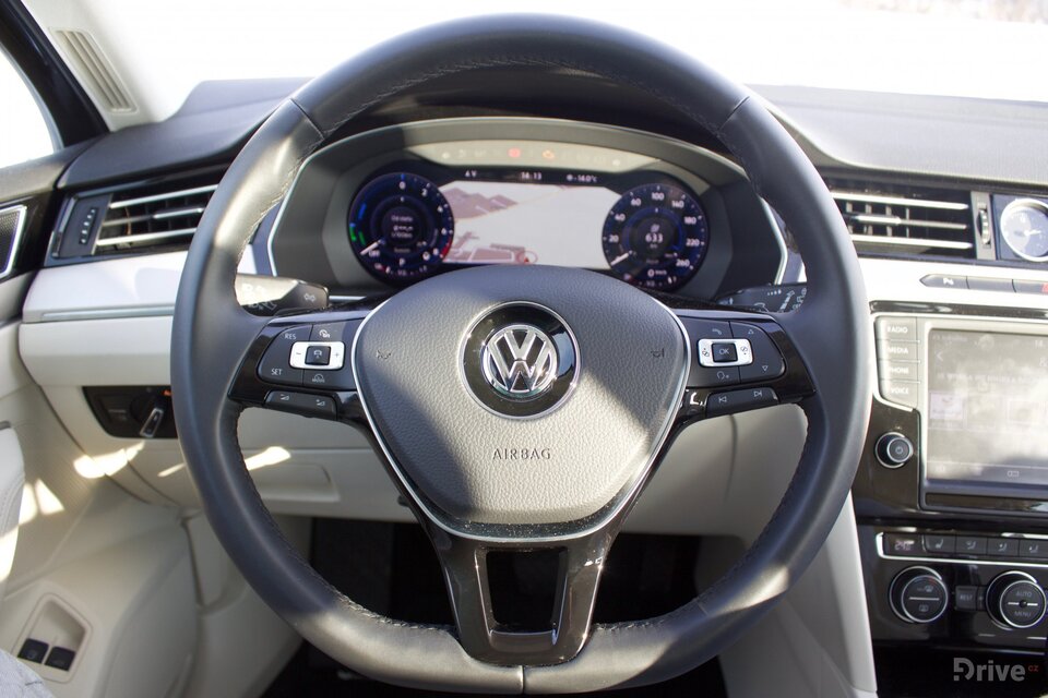 Volkswagen Passat GTE (2015)