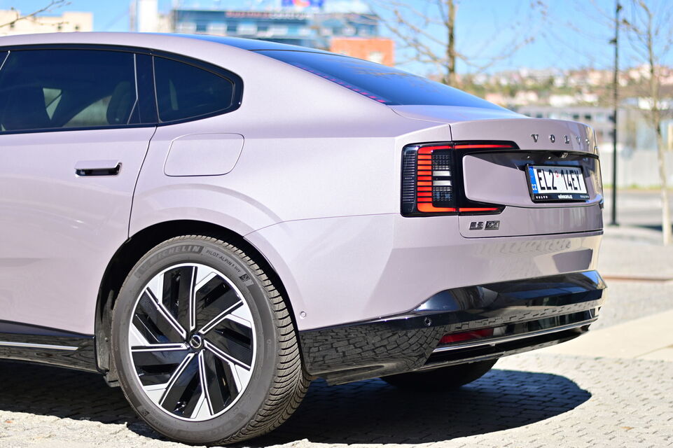 Volvo ES90