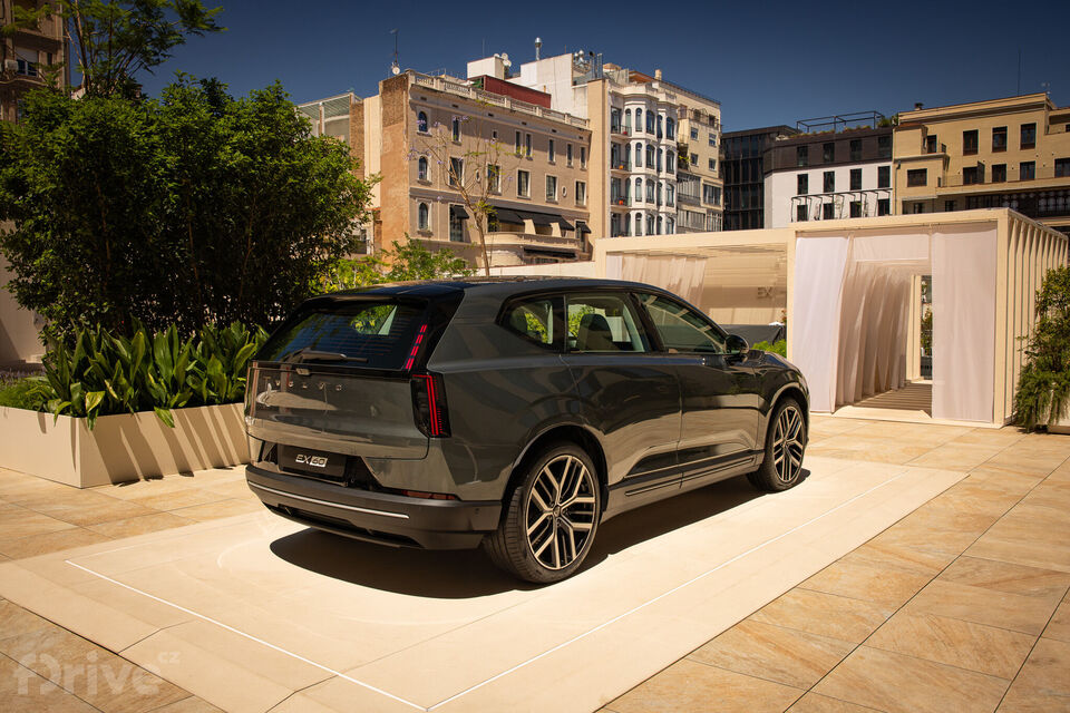 Volvo EX60 (2026)