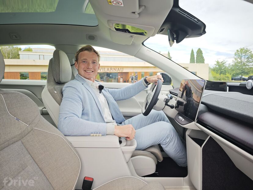 Volvo EX60 (2026)